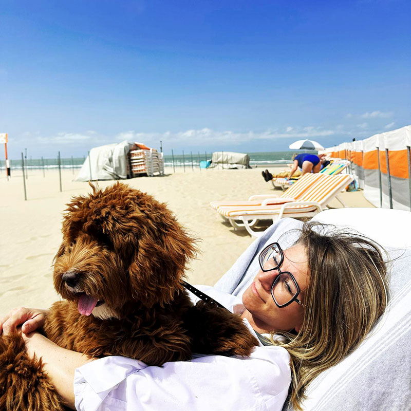 Vrouw en hond op het strand